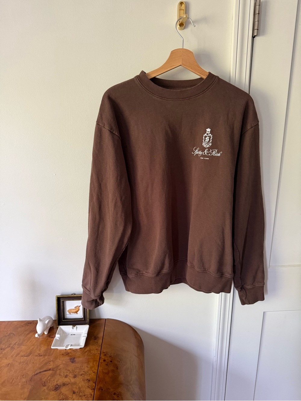 Sporty and rich crest sweatshirt in chocolate brown